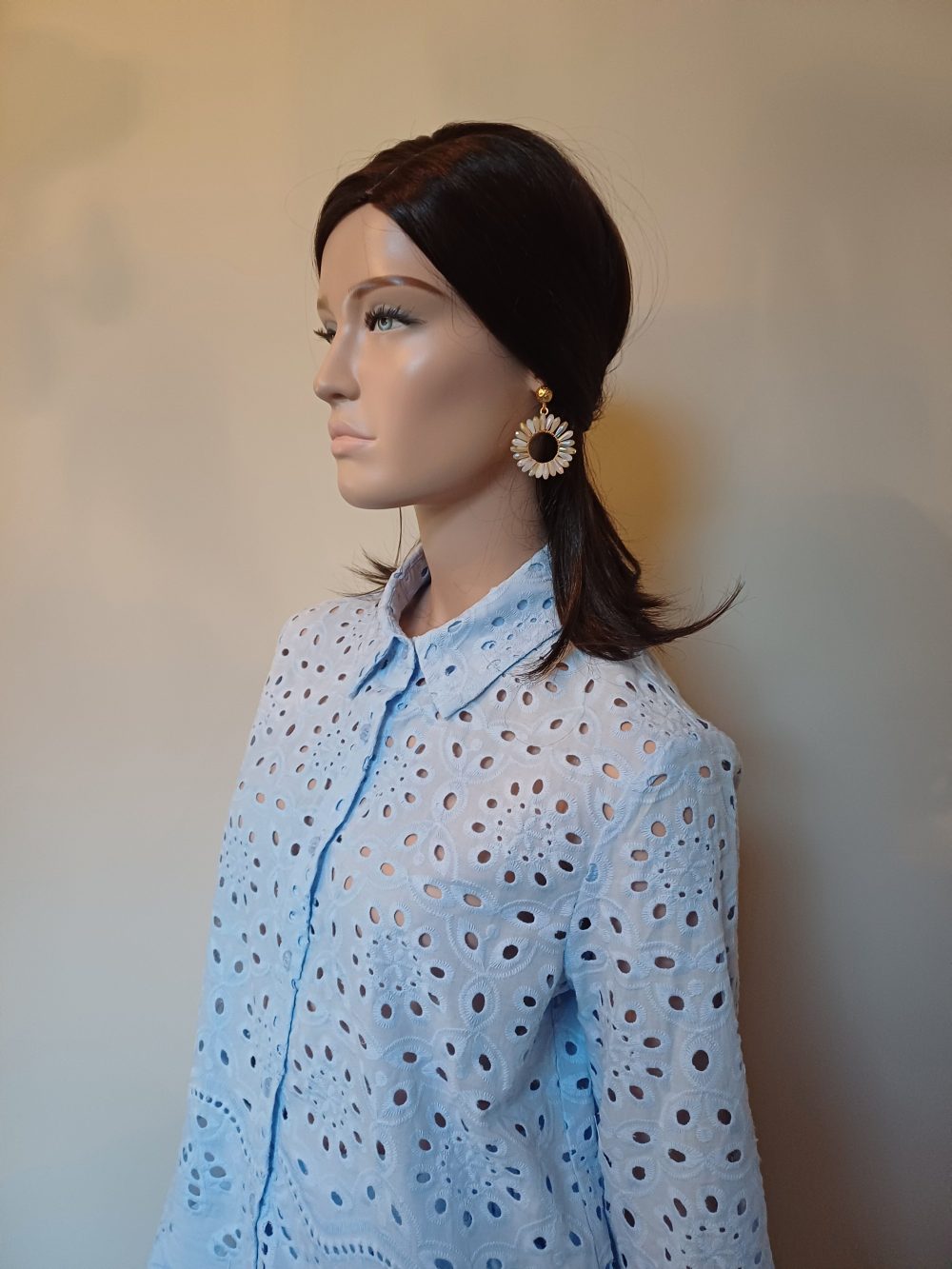 Broderie blouse blauw met gewelfde rand (Lichtblauw)