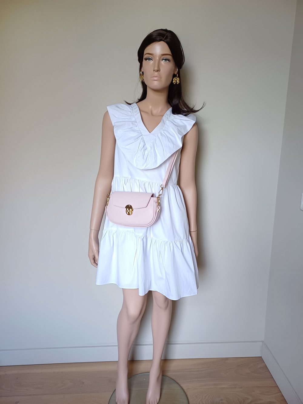 Witte jurk met plooien en open rug
