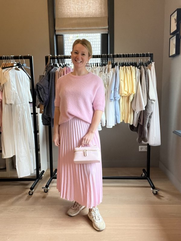 Roze soepel vallende rok, geschikt voor diverse gelegenheden.