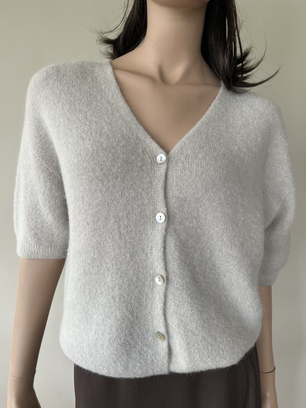 Vest alpaca in de kleur beige met v hals en korte mouwen. Knoopsluiting.