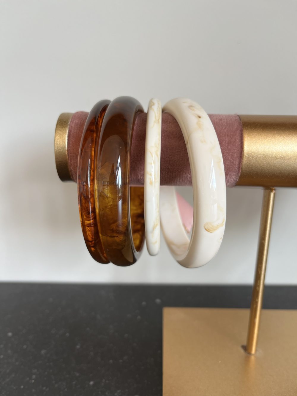 Set van 4 retro acryl hars armbanden beige bruin