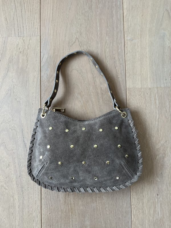 Suede leren schoudertas met studs in de kleur beige.