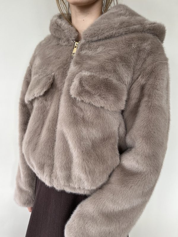 Fake fur jas in een mooie lichtbruine kleur. De jas heeft een capuchon en ritssluiting. Kort model.