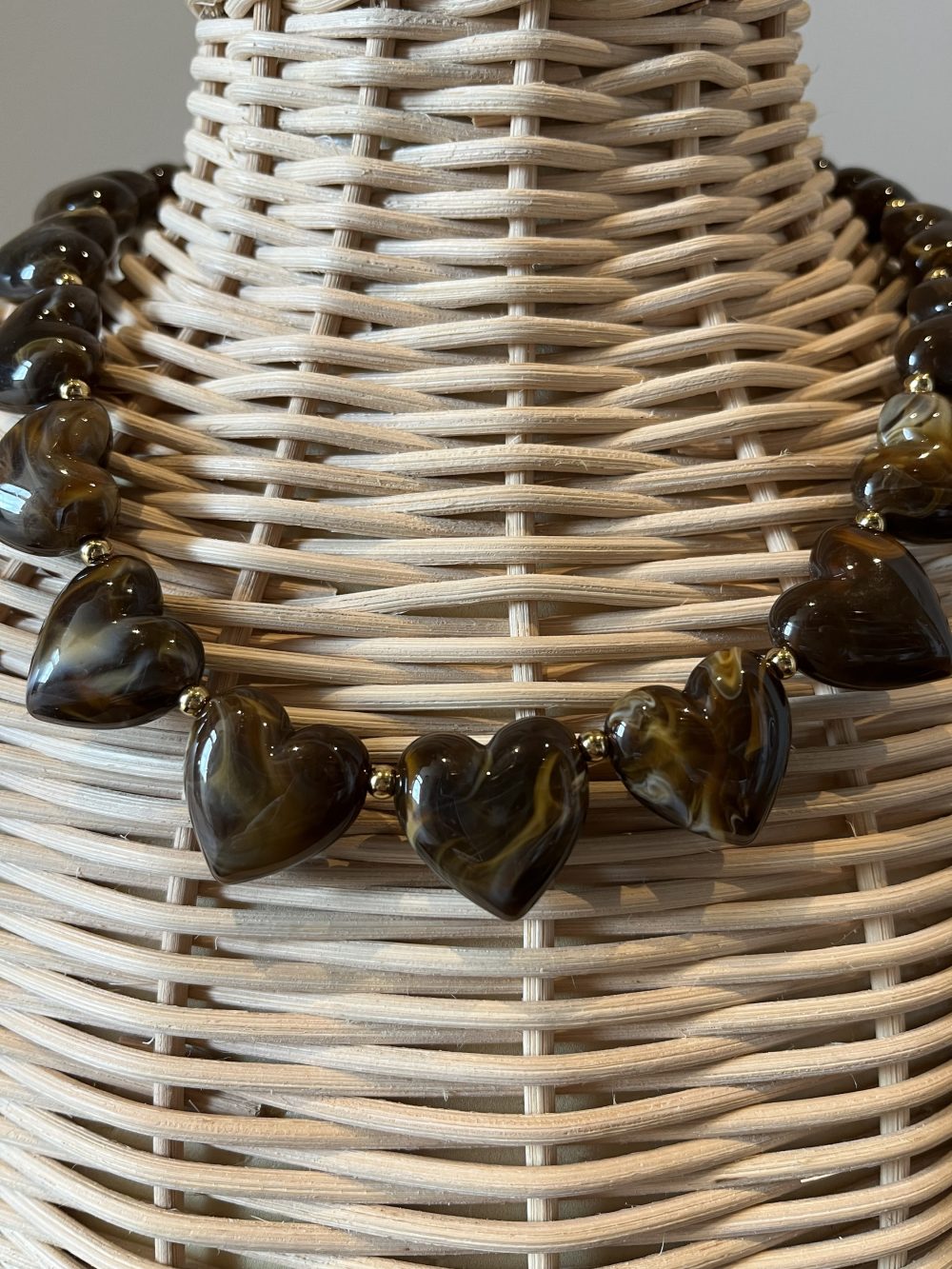 Donkerbruine hartjes ketting met marmerlook