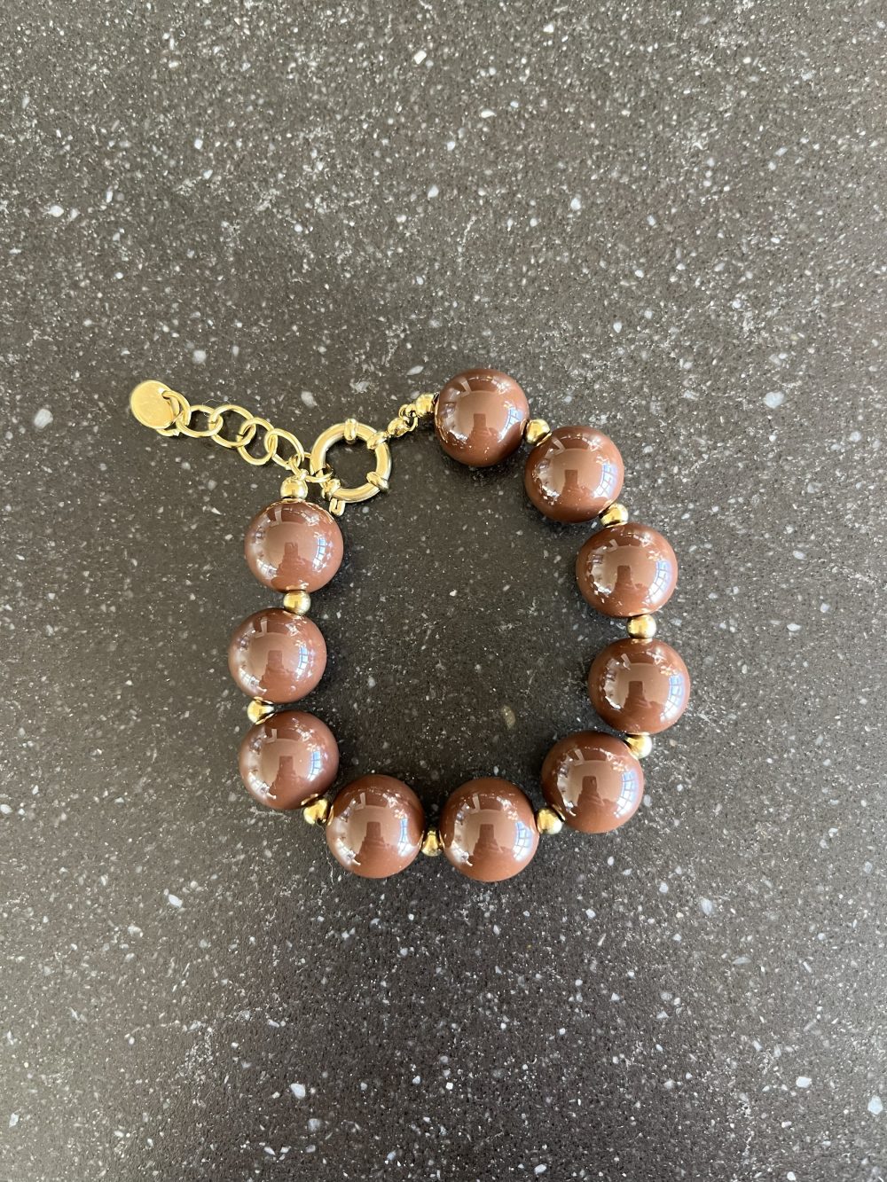 Bruine kralenarmband met gouden details