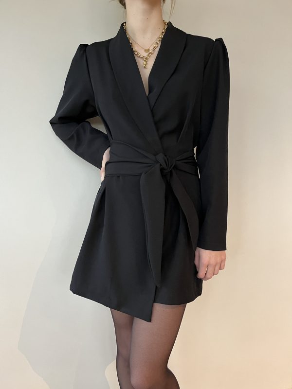 Stijlvolle zwarte overslag playsuit met jurklook vooraanzicht en broekje aan de achterkant.