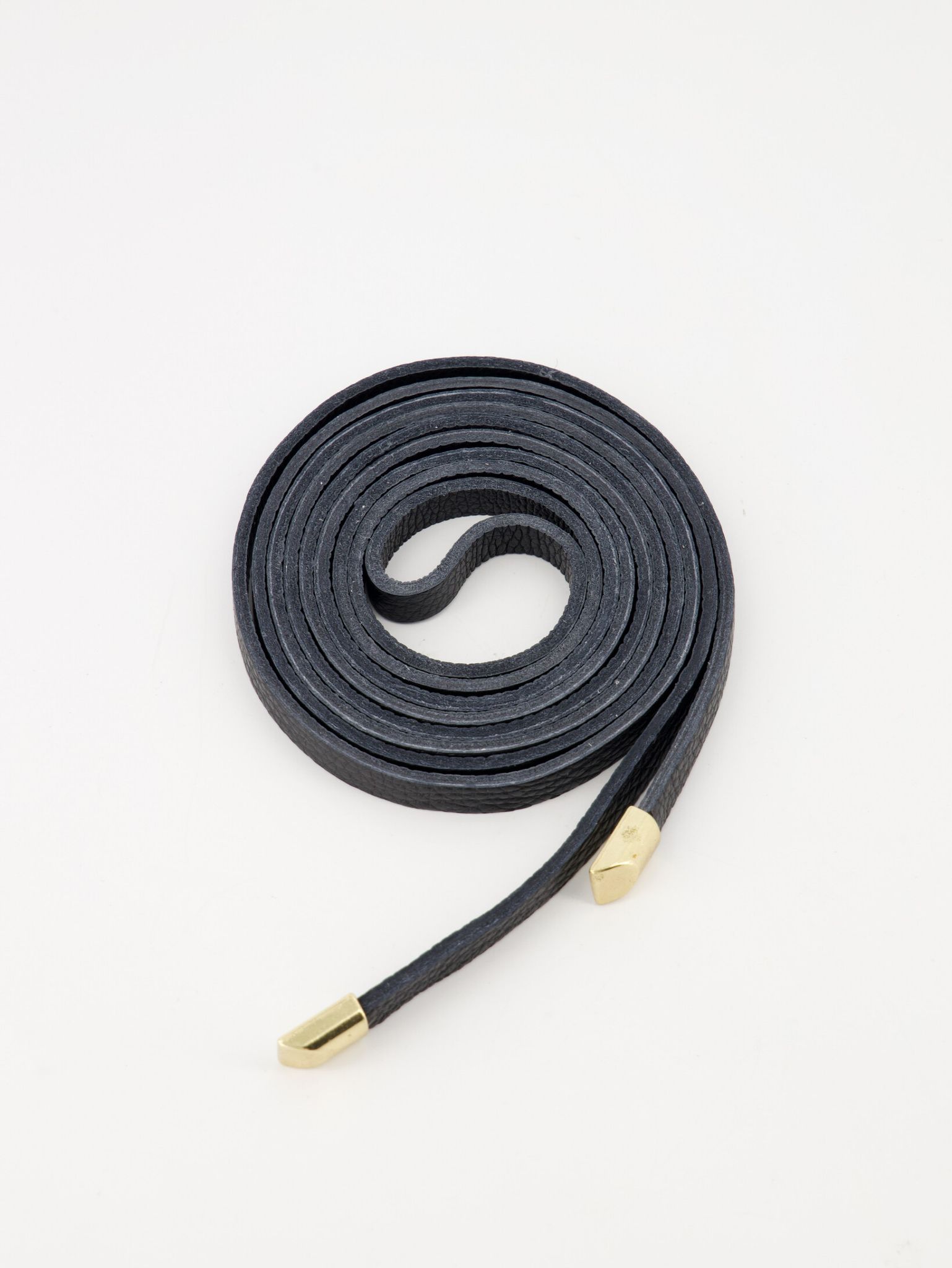 lucia-classic-grain-wikkelriemen-zwart-d28-goudkle-1
