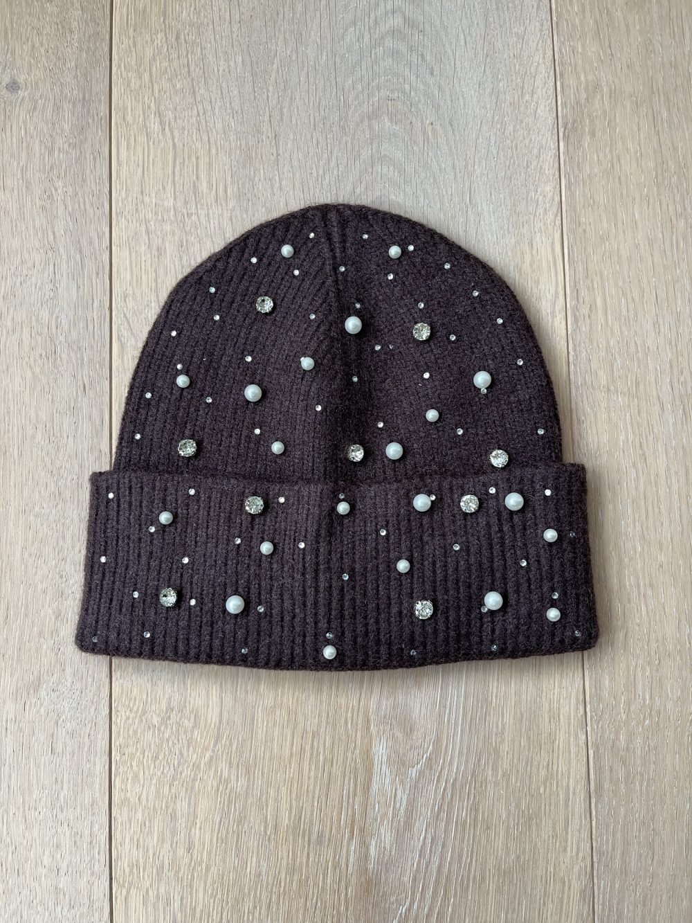 Muts met parels en strass stenen bruin