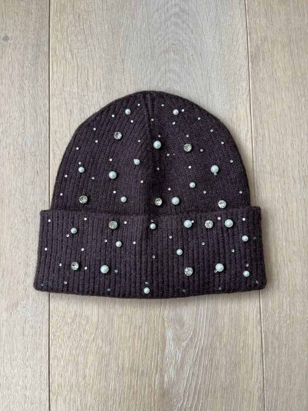 Muts met parels en strass stenen bruin.