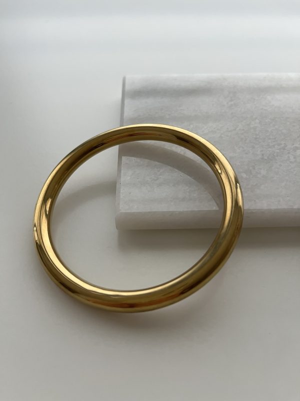 Goudkleurige, ronde bangle armband. Stainless steel.