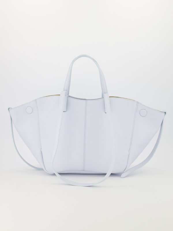 Deze lichtblauwe schoudertas is gemaakt van hoogwaardig echt leer. Dankzij de handige magneetjes aan de zijkant kun je de tas op twee verschillende manieren dragen, perfect voor elke gelegenheid. Draag hem comfortabel over de schouder of als een stijlvolle handtas.