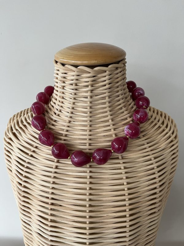 Roze kralen ketting. De ketting is een paar centimeter in lengte te verstellen.