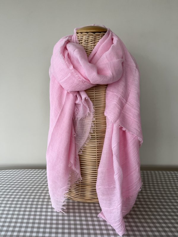 Roze sjaal. De sjaal is van een luchtige zachte en ademende stof.