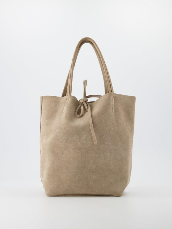 Deze hoogwaardige echt suede leren mini shopper heeft een touwsluiting en komt met een afneembaar en verstelbaar lang hengsel om ook als crossbodytas te kunnen dragen. Kleur: Zand.