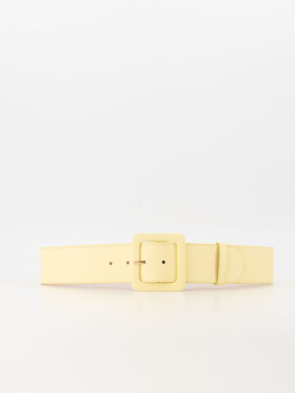Deze hoogwaardige echt leren riem met vierkante gesp kan in de taille gedragen worden, maar ook als broekriem. De kleur is geel (butteryellow). De riem is 5 cm breed en de riemmaat is 95 cm.