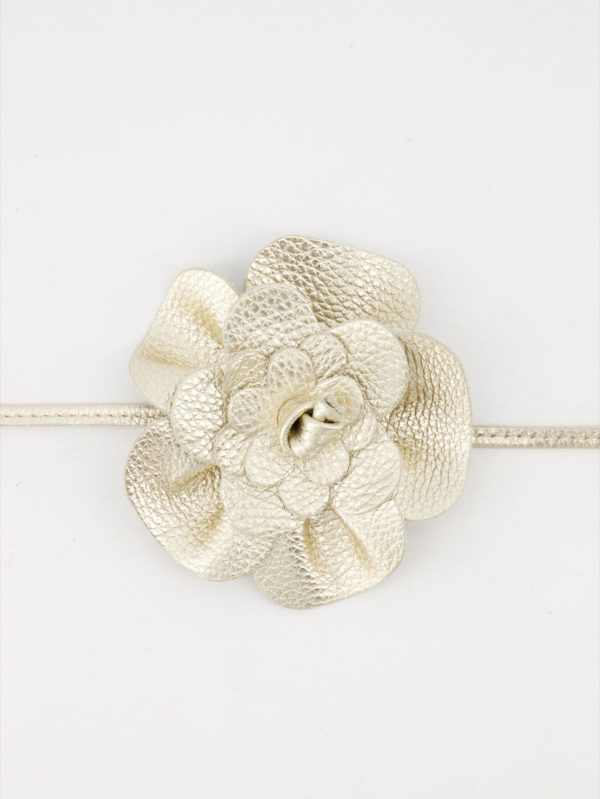 Hoogwaardig echt leren wikkelriem in de kleur goud met bloem en touwsluiting, de maat is one size.
