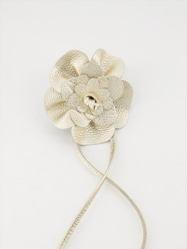 Hoogwaardig echt leren wikkelriem in de kleur goud met bloem en touwsluiting, de maat is one size.