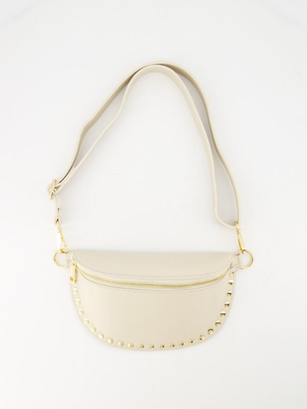 Hoogwaardig echt leren heuptas die ook als crossbody tas gedragen kan worden. De tas is afgewerkt met studs en goudkleurige hardware. Kleur: beige.