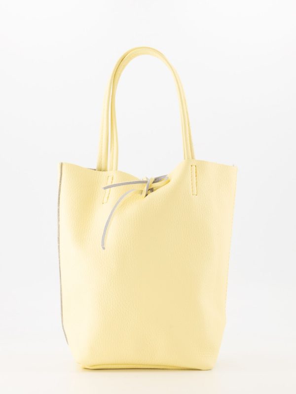 Deze hoogwaardige echt leren mini shopper heeft een touwsluiting en komt met een afneembaar en verstelbaar lang hengsel om ook als crossbodytas te kunnen dragen. De kleur is geel (butteryellow).