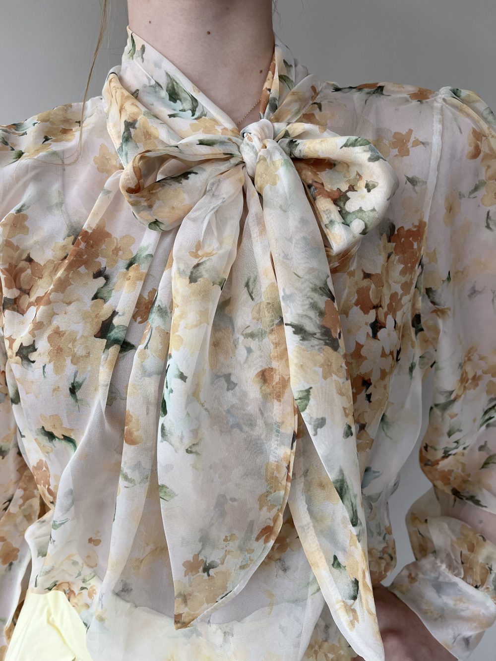 Blouse met bloemen en strik geel