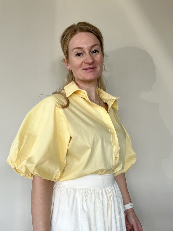 Blouse met pofmouw in de modekleur van het seizoen: geel.