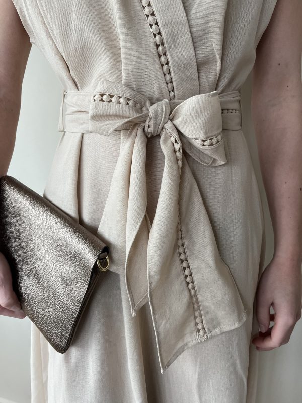 Beige midi jurk met ceintuur en opengewerkte details. Dankzij de natuurlijke stoffen zit de jurk heerlijk luchtig en oogt luxe. Aan de achterzijde heeft de jurk een blinde ritssluiting.
