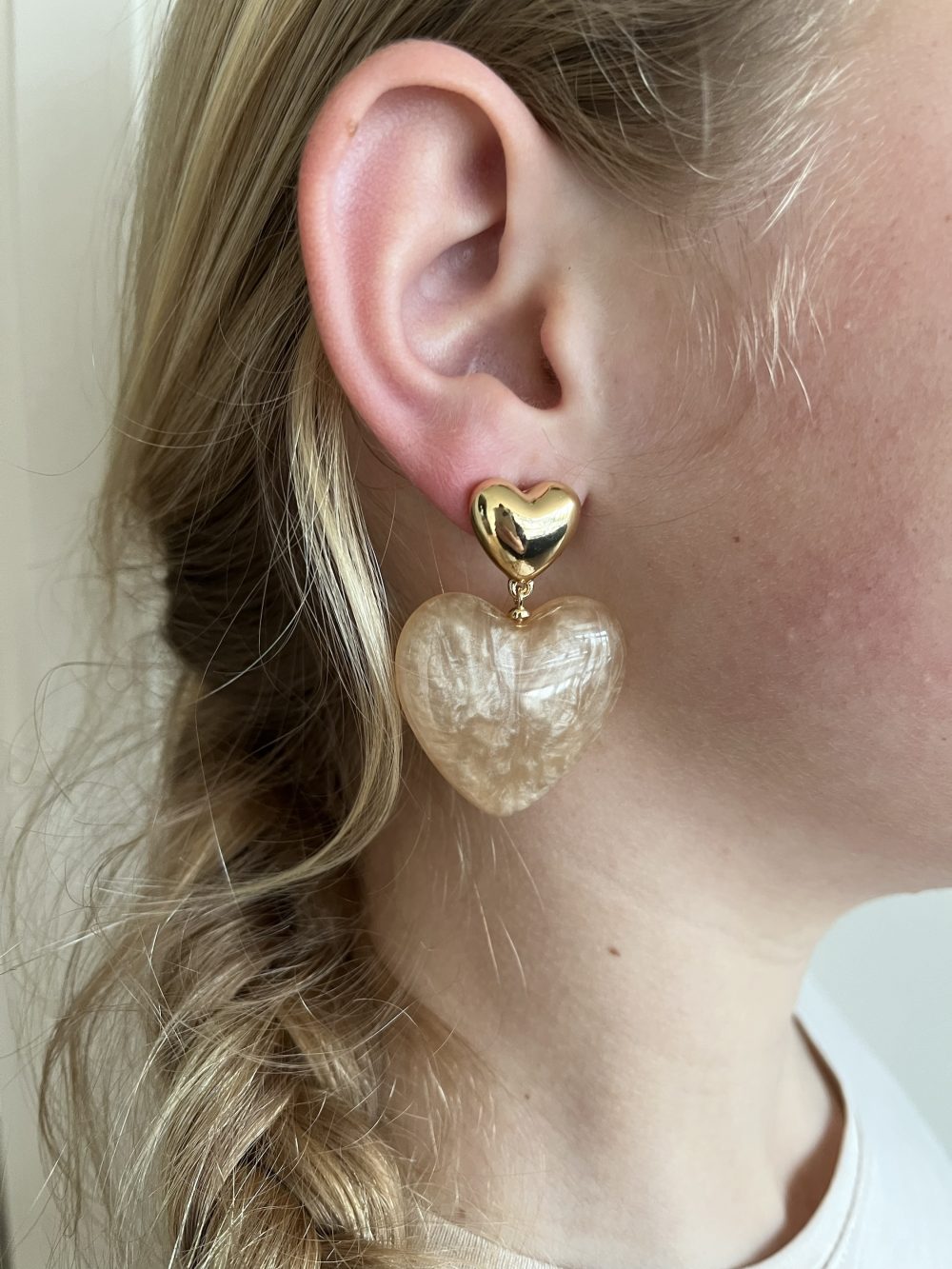 Oorbellen hart beige