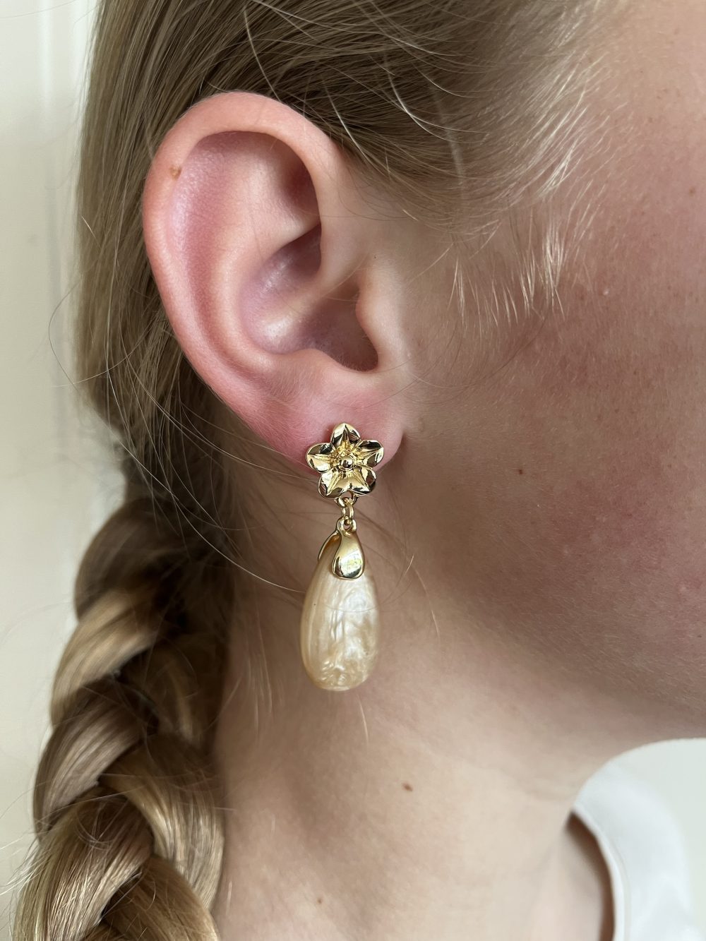 Oorbellen goud beige druppel vorm