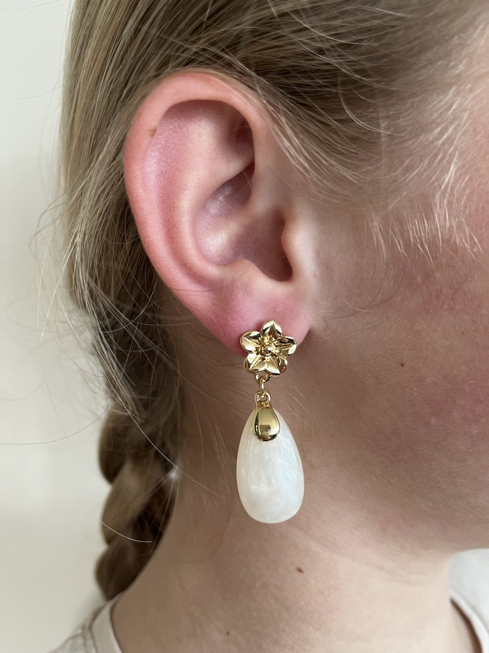 Oorbellen goud off white druppel vorm