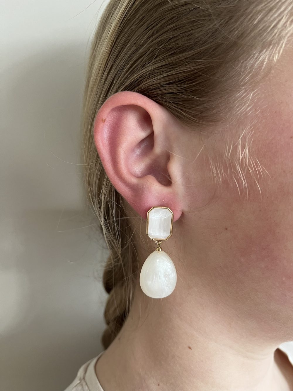 Oorbellen met off white hanger en goudkleurige rand