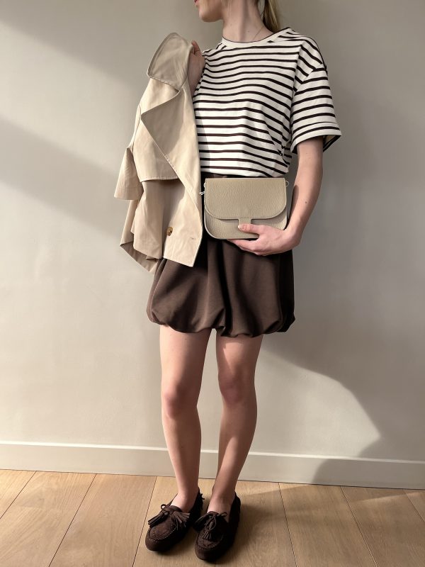 Gestreept shirt in beige en donkerbruin, de mouw heeft een omgeslagen randje.