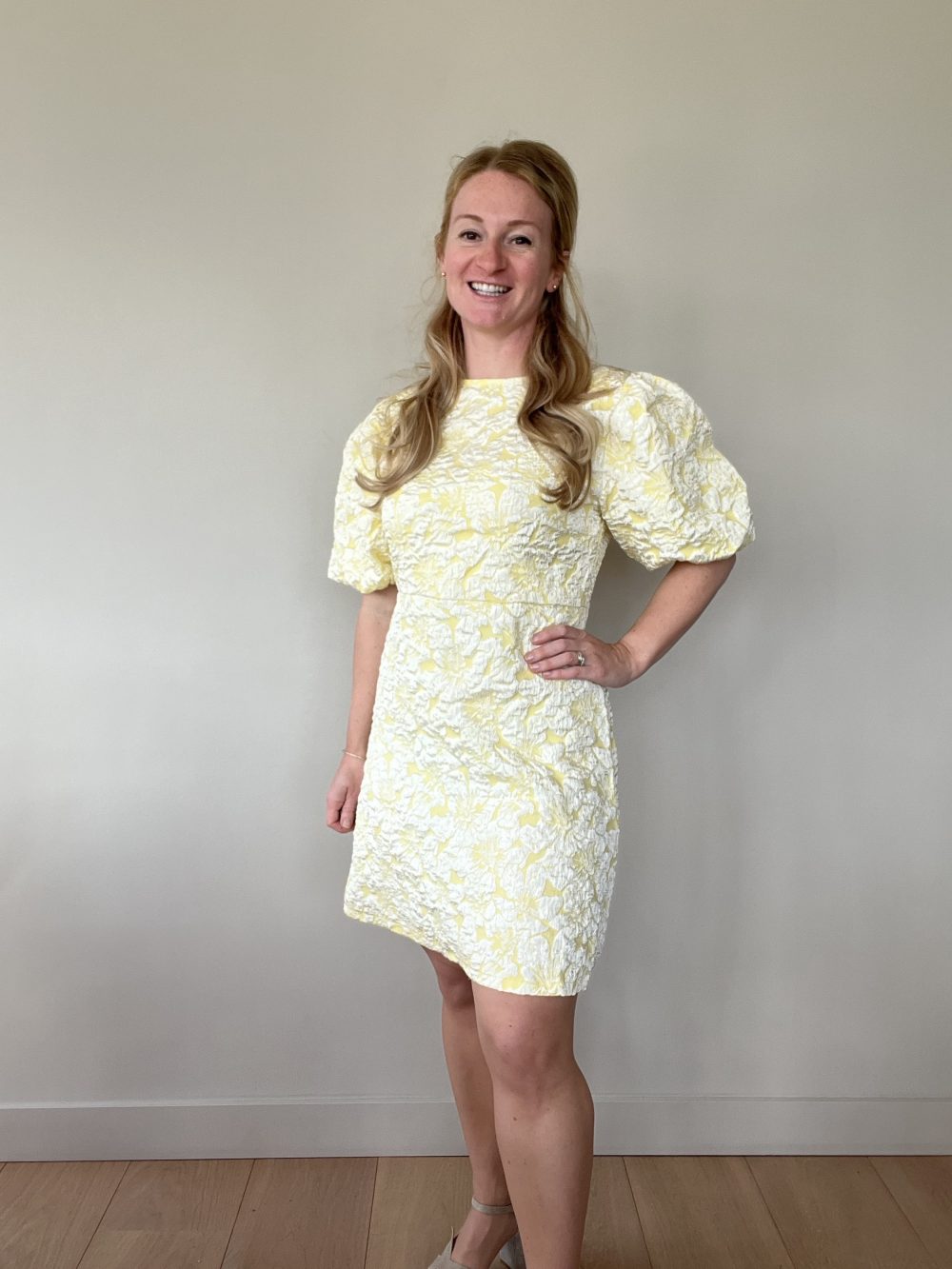 Jurk met pofmouw bloem geel