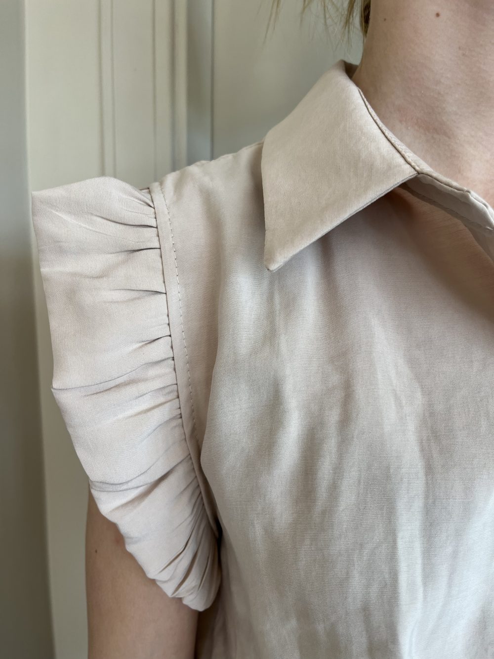 Blouse met volants beige