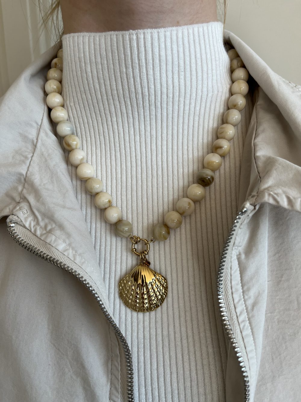 Kralen ketting met schelp beige