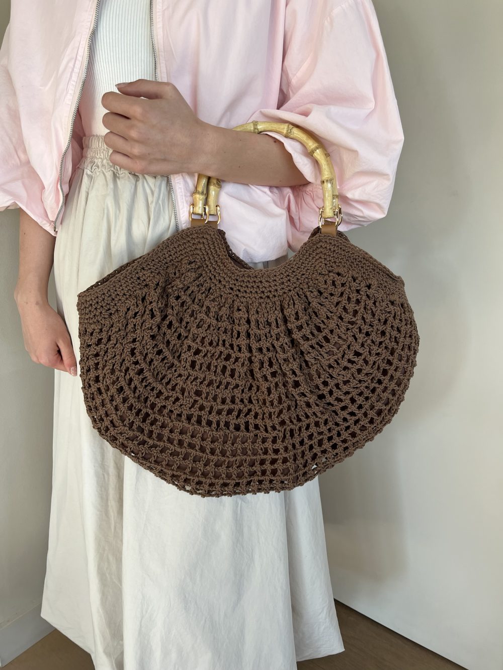 Rieten tas met houten handvat bruin