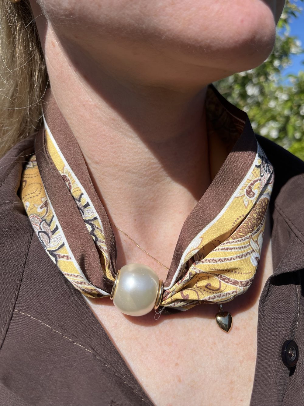 Sjaaltje met parel geel bruin