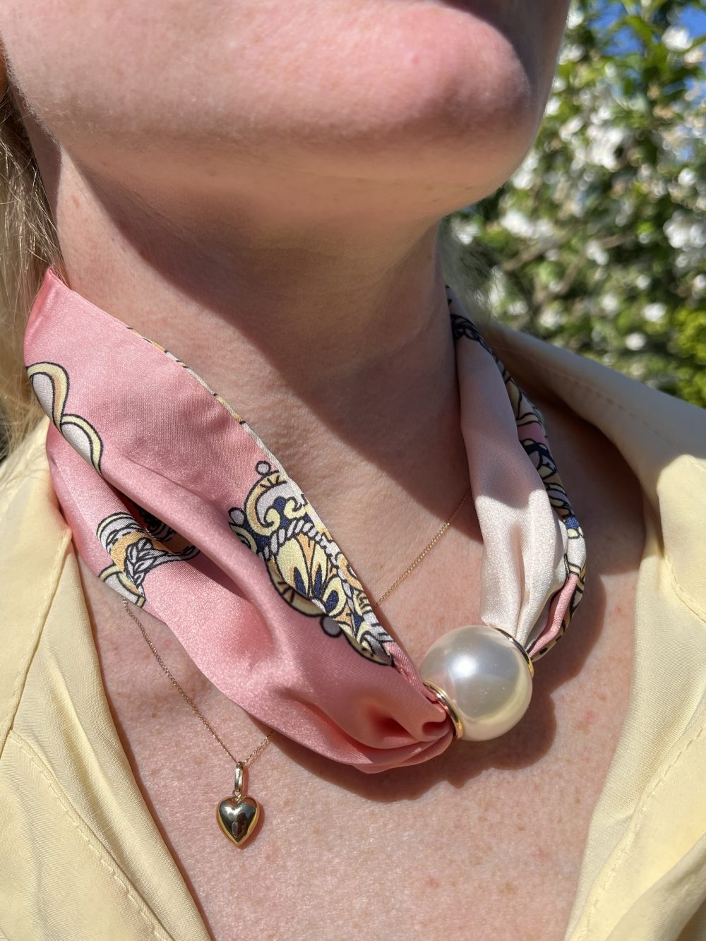 Sjaaltje met parel beige roze geel