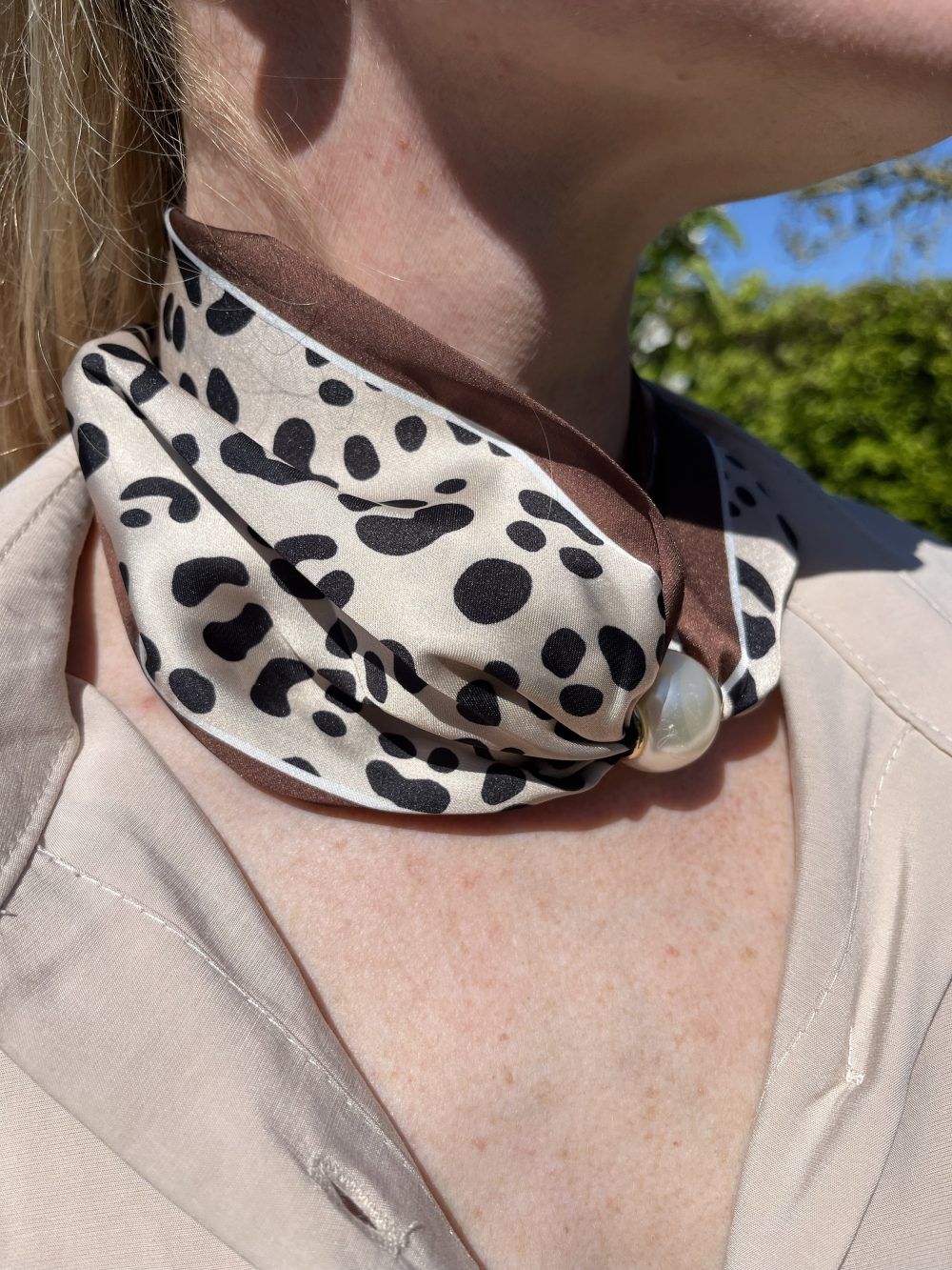 Sjaaltje met parel bruin beige