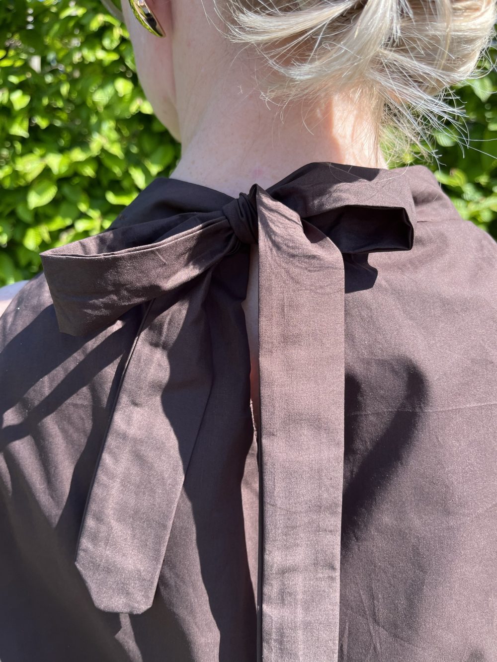 Blouse met strik mouwloos bruin