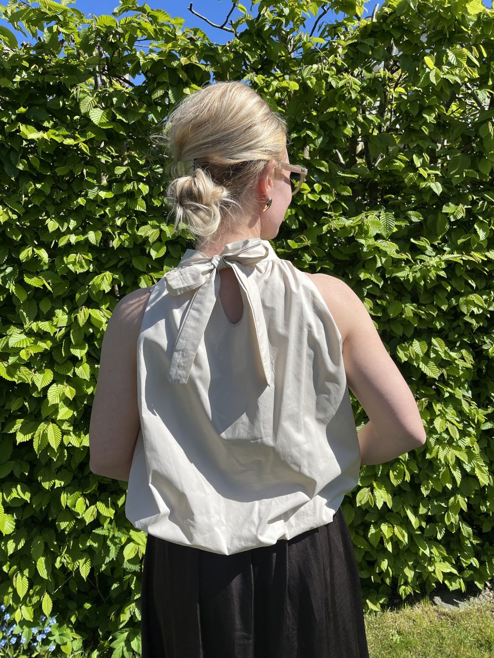 Blouse met strik mouwloos beige