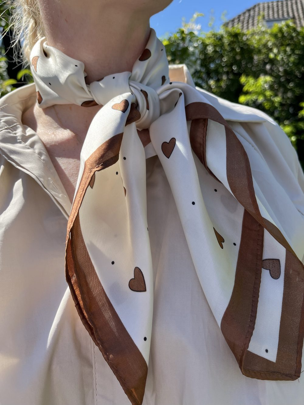 Sjaaltje met harten beige bruin