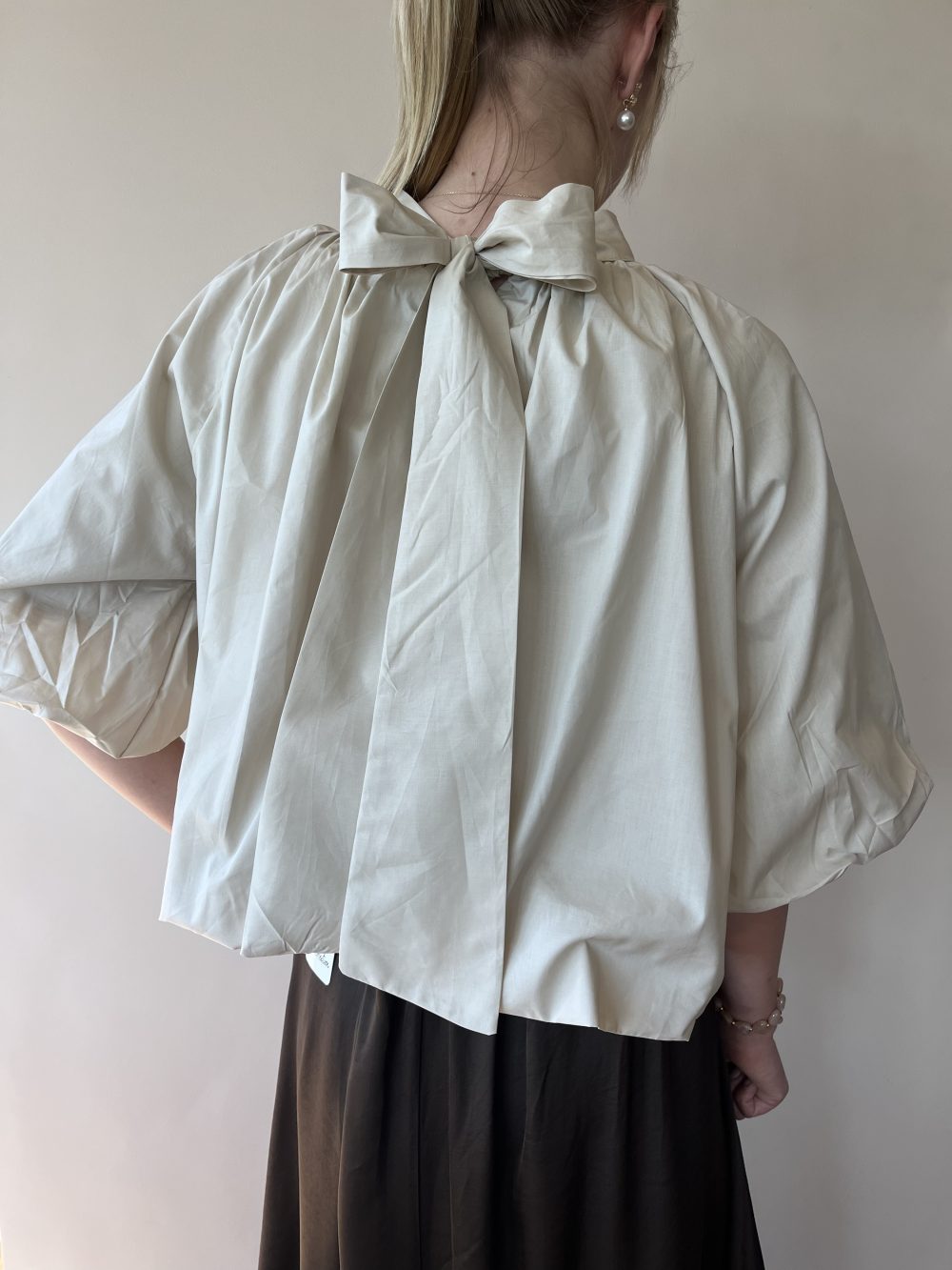 Blouse met pofmouw en strik beige