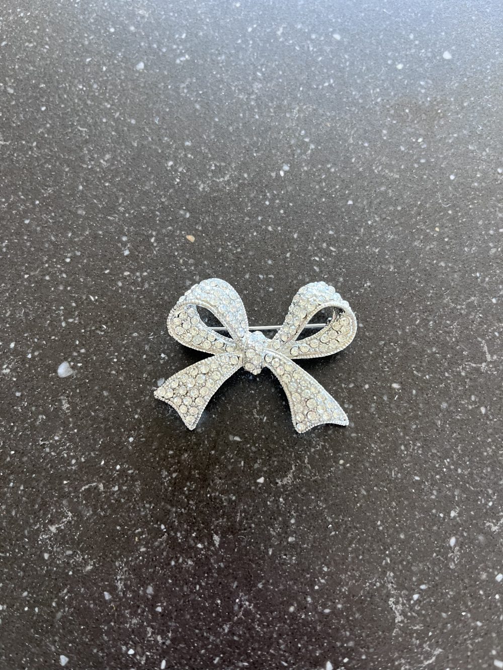 Strik broche